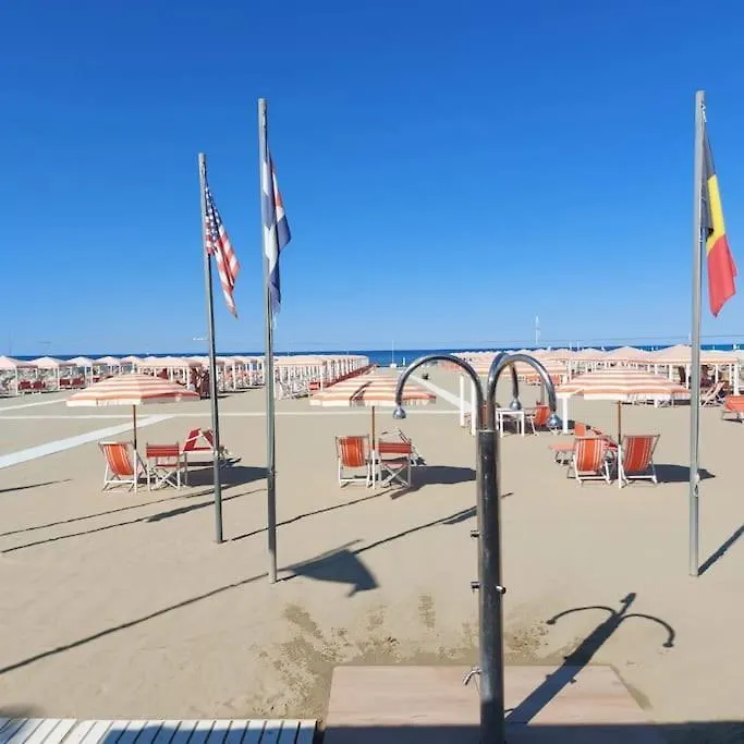 Design Apartment On The Beach Lido di Camaiore
