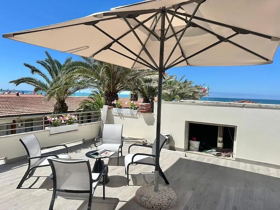 Design Apartment On The Beach Lido di Camaiore
